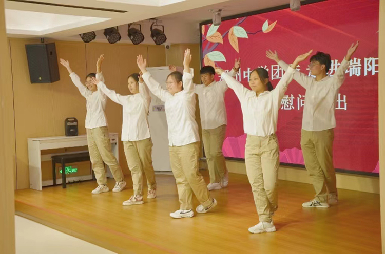 图片5：志愿者为老人表演节目.jpg