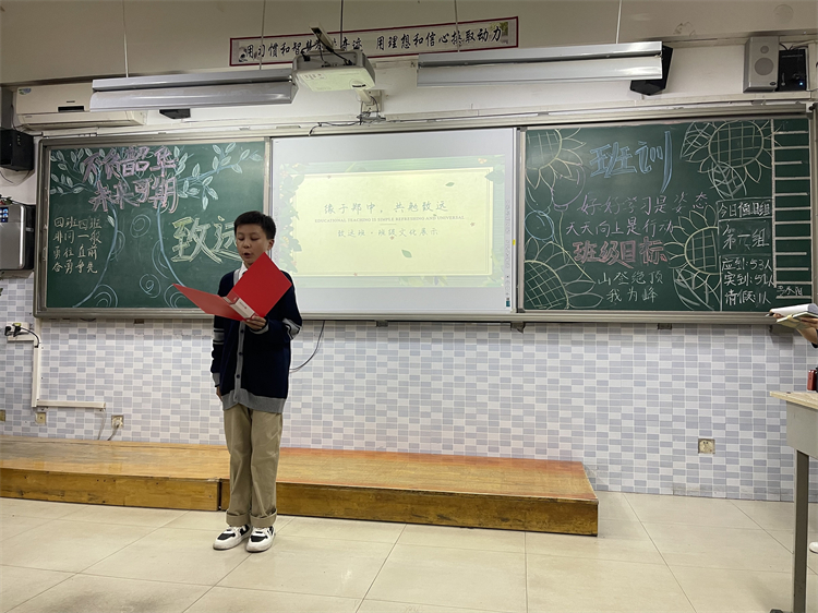 图片4：主持人介绍班级文化.jpg
