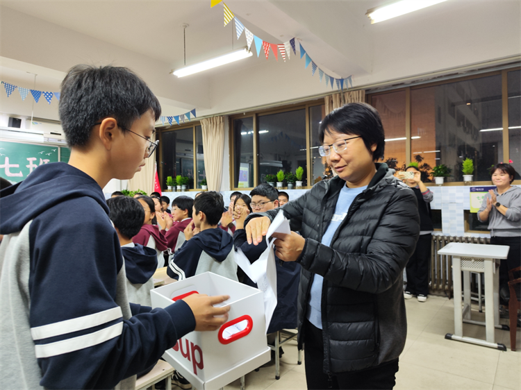 图片6：评委抽签选取展示小组.png