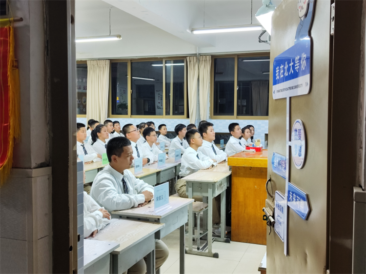 图片9：学生饱满的精神状态.png