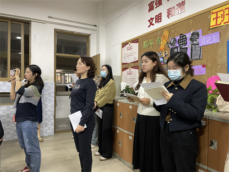 图片11：评委们认真聆听打分.png
