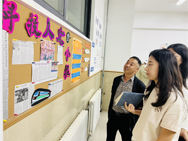 图片1.科技人文小报引来班主任们驻足观看.jpg