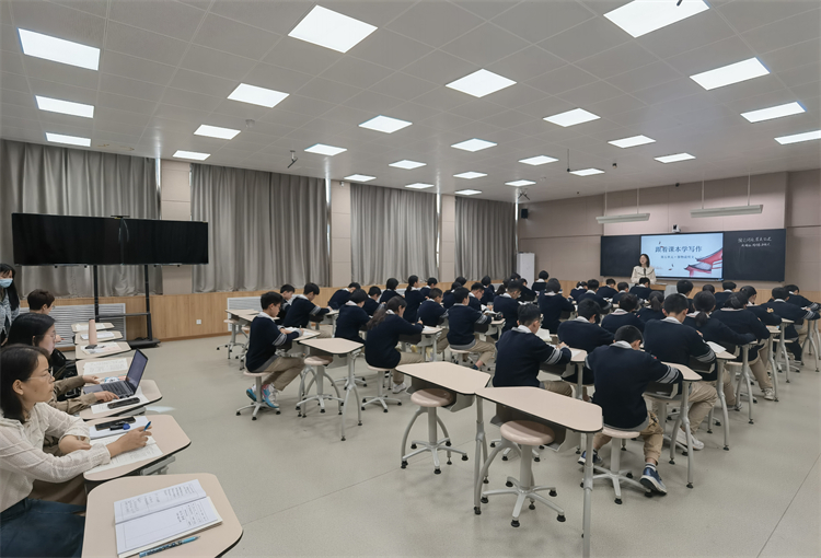 图片1.语文“同课异构”活动现场，初中部语文组教师时洋洋在授课.jpg