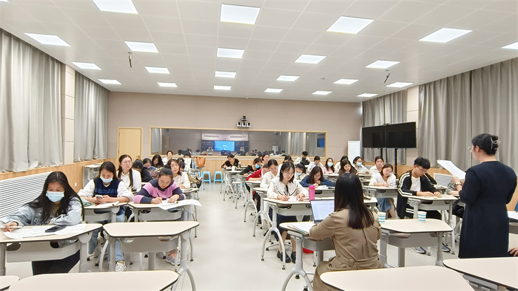 图片3.教师们各抒己见，参与评课.jpg