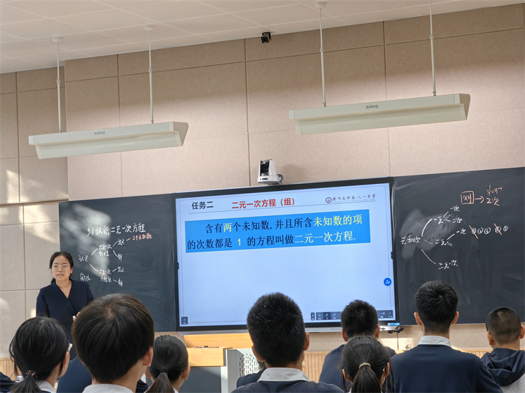 图片5.八一校区数学组李艳老师以问题串的形式让学生充分建立方程模型.jpg