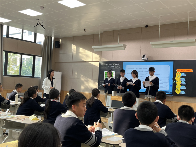 图片8.八一校区英语组教师冯瑞静引导学生积极思考、主动表达.jpg