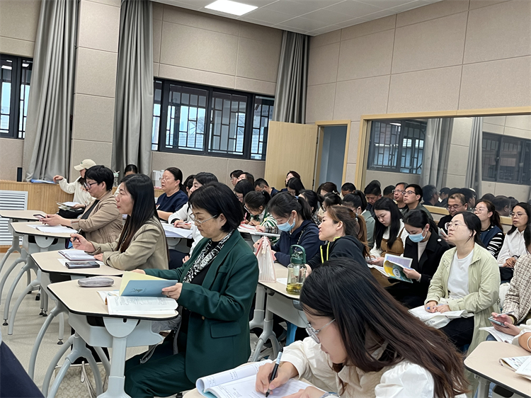 图片9.英语组教师在认真听课.jpg