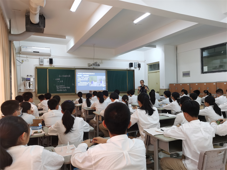 图片10.初中部物理组李晓慧老师大胆创新、巧妙设计.jpg