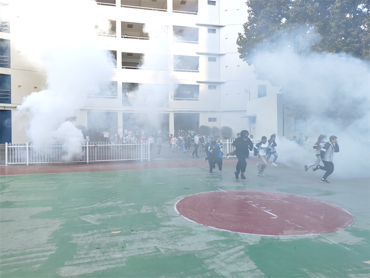图片7学生弯腰捂鼻跑出教学楼.png
