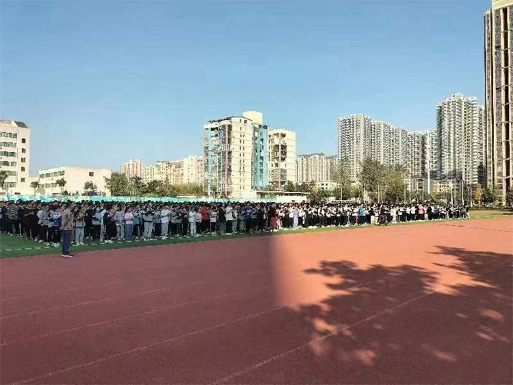 图片9全体师生逃离到安全区域.png