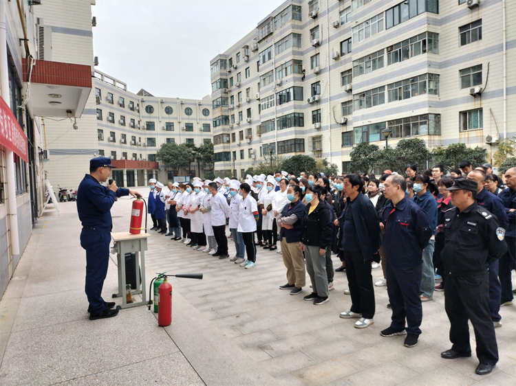 图片17王参谋对教职工以及后勤工作人员进行培训.png