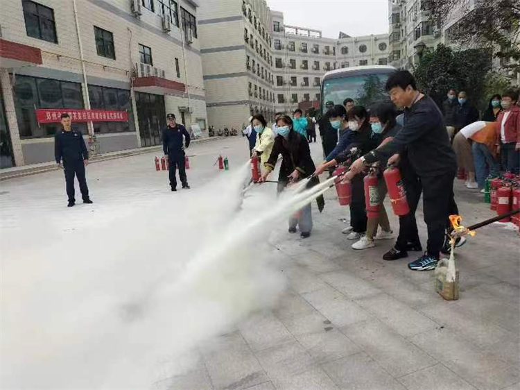 图片19教职工进行实操学习.png