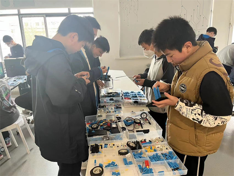 图4机器人课程训练.jpg