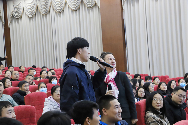 图片3.3：同学们认真聆听、踊跃发言.JPG