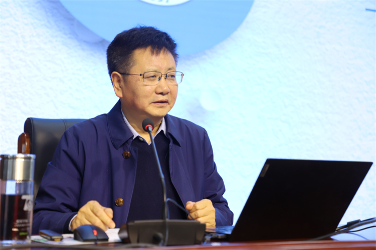 图片3：郑州中学党委书记高正起作学术报告.JPG