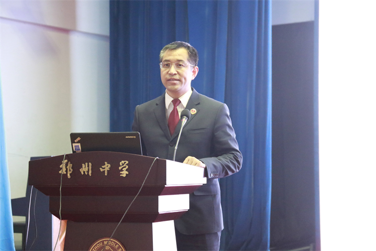 图片4：郑州中学法治副校长鞠锋做总结发言.jpg