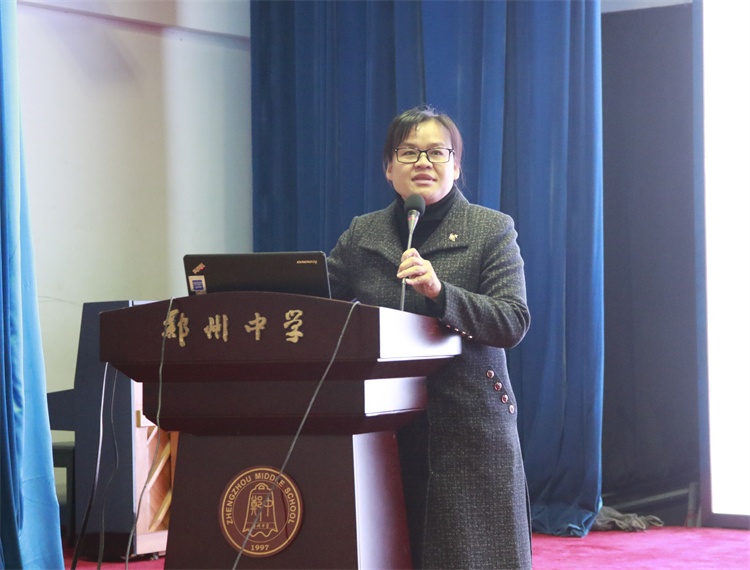图片5：七年级年级主任赵春艳勉励学生.jpg
