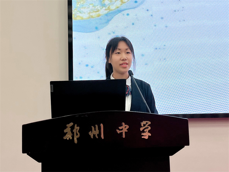 图5：高一4班李依萱同学演讲.jpg