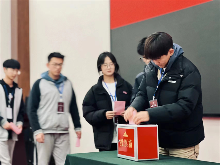 图7：学生代表为心目中的市长投票.jpg