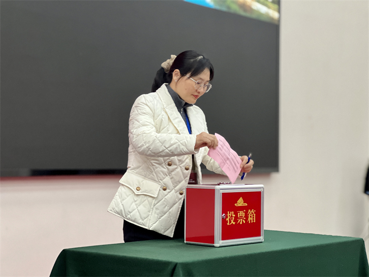 图8：教师代表为心目中的市长投票.jpg