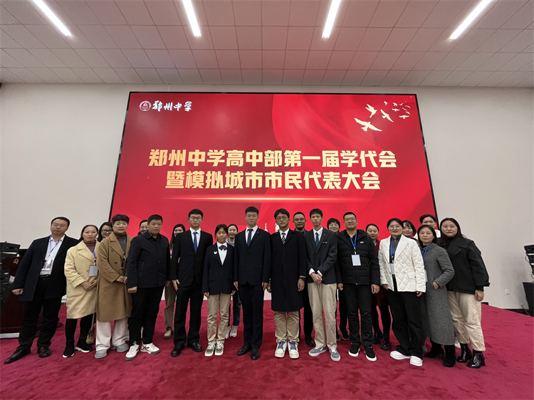 图13：教师代表、家委代表与五位市长候选人合影留恋.jpg