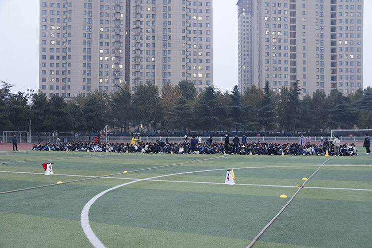 图片2 同学们赶往操场集合.JPG