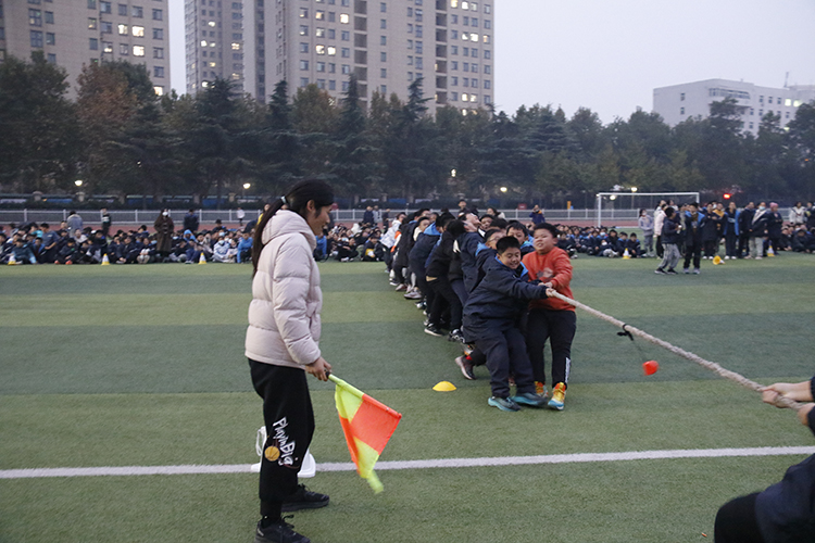 图片4比赛开始，同学们将绳子往自己班级拉.JPG