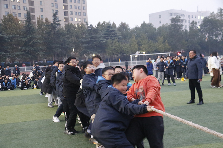 图片5 同学们卖力的拉绳子.JPG