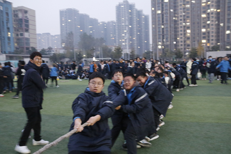 图片6 班主任上前指导学生.JPG