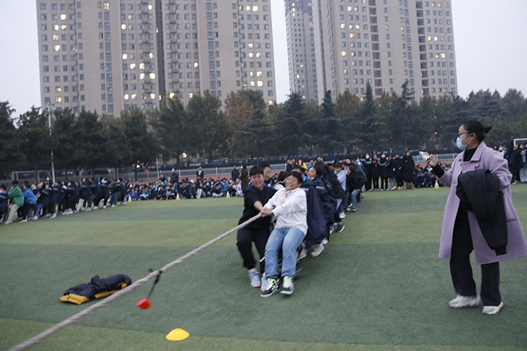 图片10 为冠军班级呐喊助威.JPG
