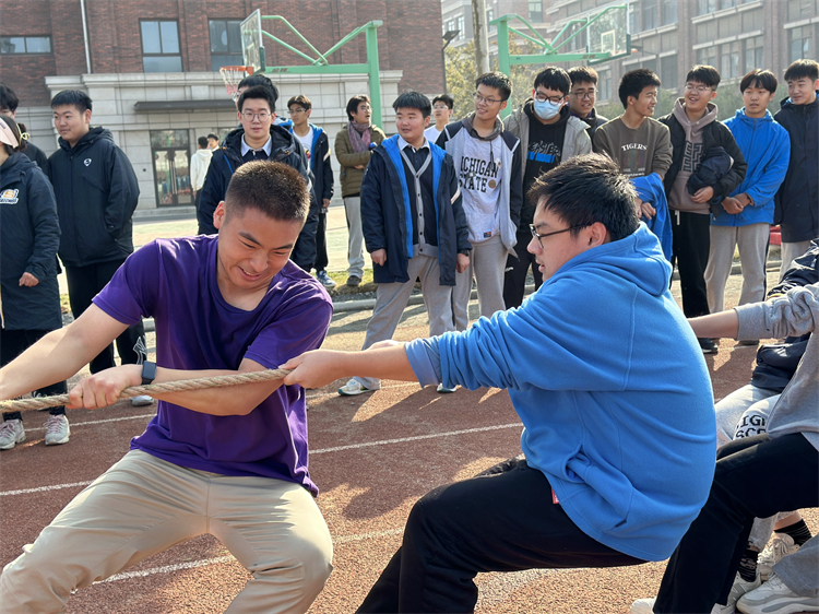 图片4：拔河比赛现场.jpg