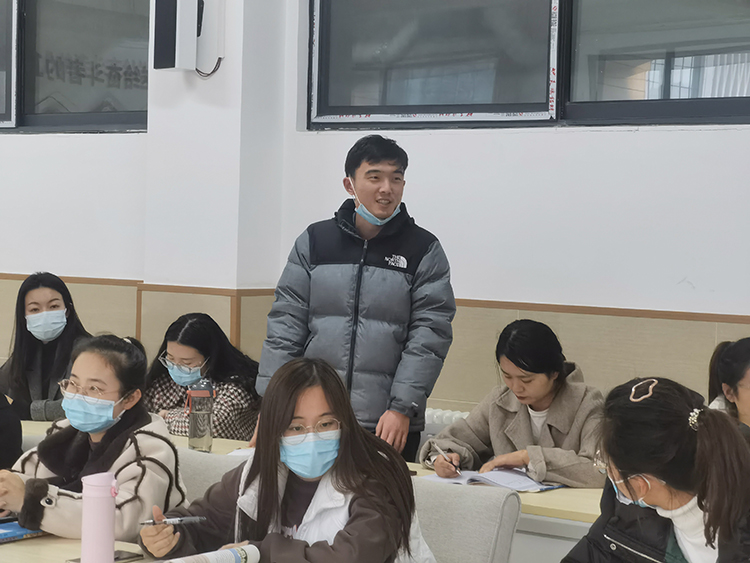 图3  陈云霞副校长为新教师做讲座并进行互动交流.jpg