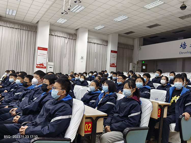 图片3：同学们认真聆听孟教授的讲解.jpg
