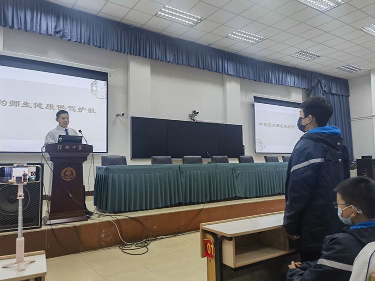 图片4：孟教授和同学们积极互动.jpg