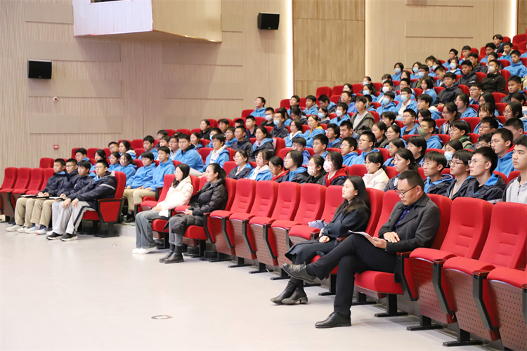 图片4：同学们认真聆听.jpg