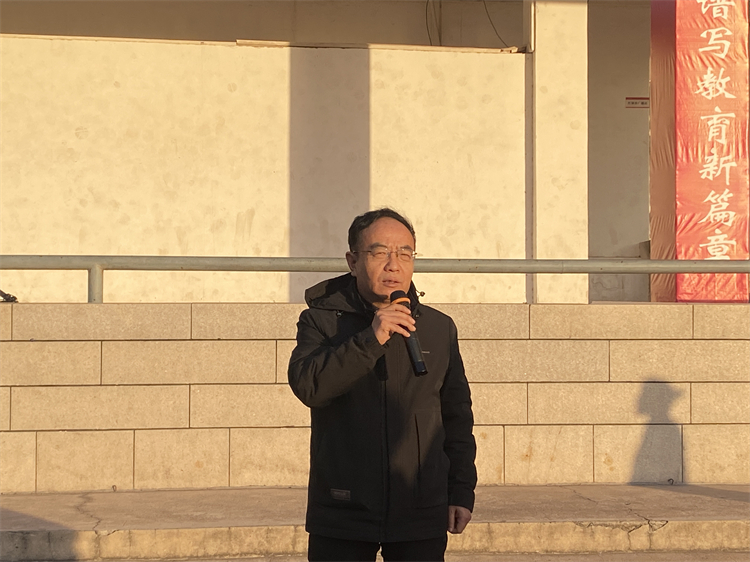 图片1：郑州中学党委副书记李文增致辞.jpg
