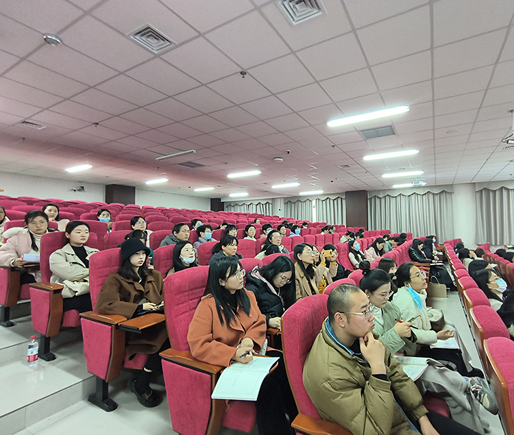 图片7：参会教师全神贯注.jpg