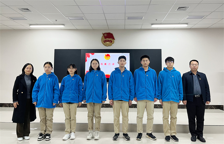 图二：为新团员代表佩戴团徽.jpg