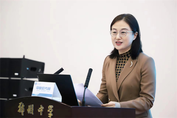 图片3：郑州中学党委委员、校长李兰致辞.jpg