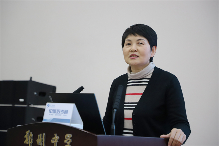 图片4：西安交通大学招生办原副主任宋红霞宣讲.JPG