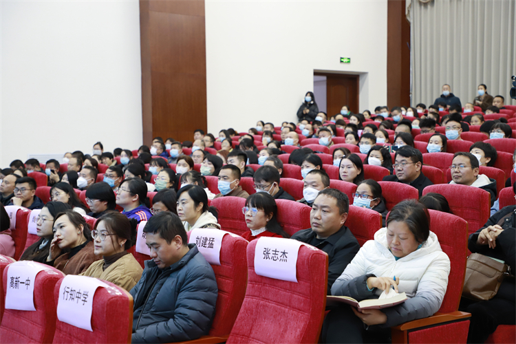 图片6：参会嘉宾认真聆听.JPG