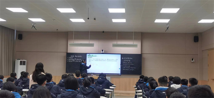 图片 2 数学课上学生借助多媒体动手画图，展示思路.jpg