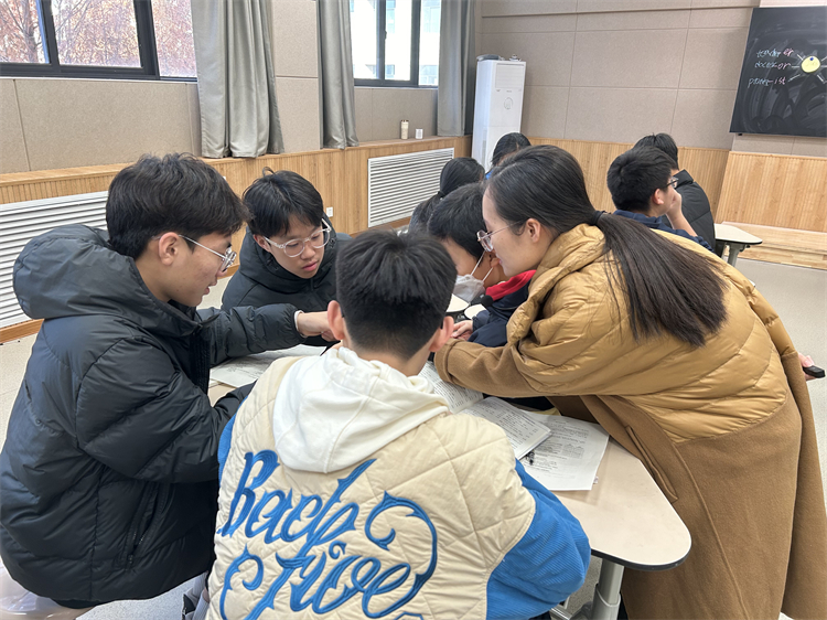 图片 3 英语课堂上的小组探究活动.jpg