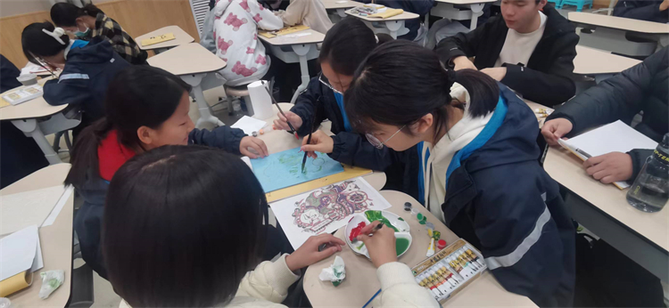 图片 6 美术课学生小组合作：用吹塑纸进行创作.jpg