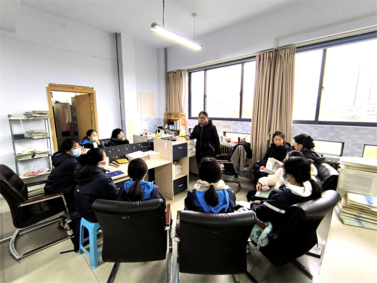 图片2：导师在办公室与学生交流.jpg