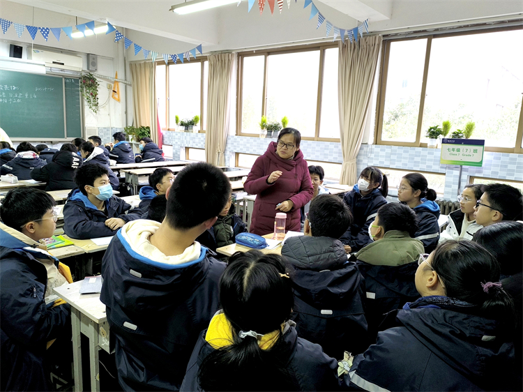 图片3：导师在教室与学生沟通.jpg