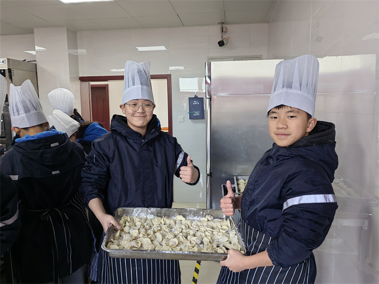 图片3：学生们展示自己包好的饺子.jpg