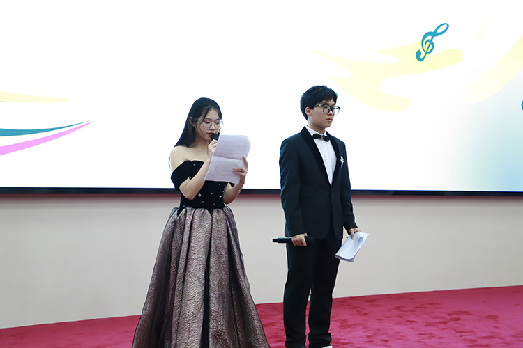 图片2：梁子欣与曾宪梓同学主持决赛.JPG