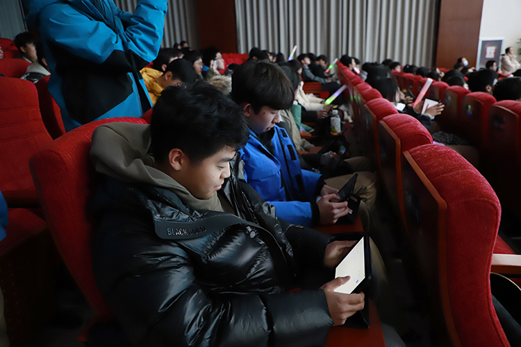 图片5：同学们为欣赏的选手投票.JPG