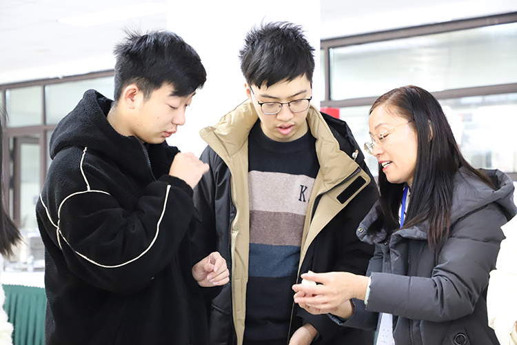 图片2：郑州中学总务处主任孙春菊示范包饺子.JPG